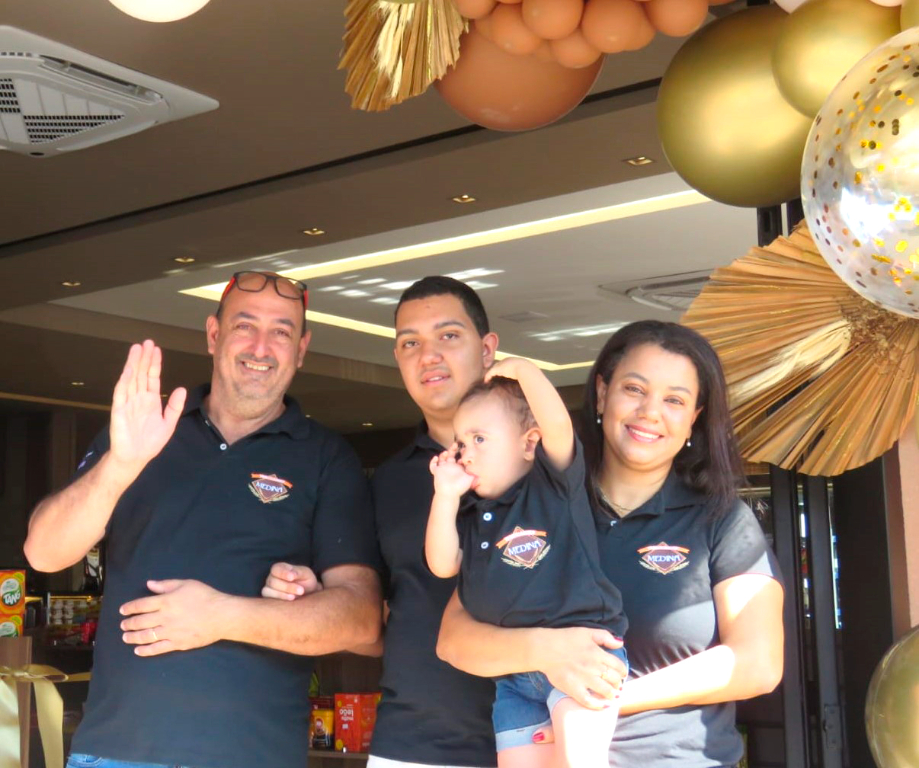 Rogério Medina, com sua esposa Josi Medina e seus filhos Thiago e Diogo foram os anfitriões da manhã de ontem, quando reinauguraram as novas instalações da Panificadora Medina e recepcionaram clientes, amigos e convidados em geral para a abertura das portas da nova panificadora