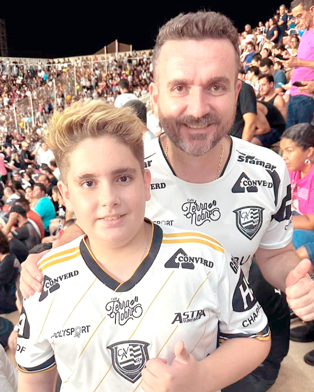 O investigador de polícia e Professor Universitário na Faculdade Futura de Votuporanga, Jairo Berteli Gabaldi Pereira em um momento esportivo, torcendo junto com seu filho Antônio Neto, na disputa final do CAV quando venceu a final do Campeonato Paulista da A3 e consagrou-se campeão.