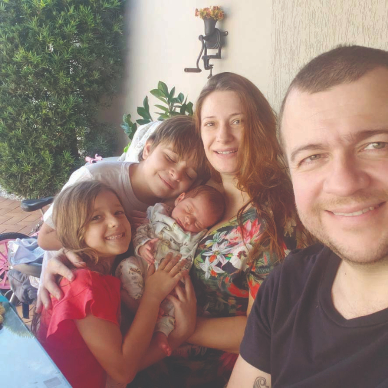 A família Leite está curtindo “chorinho novo”. O casal Rodrigo Leite e Roberta reúne nesta foto os amados filhos Renato, Rafaela e o caçula Raul que 
nasceu no dia 3 de maio
