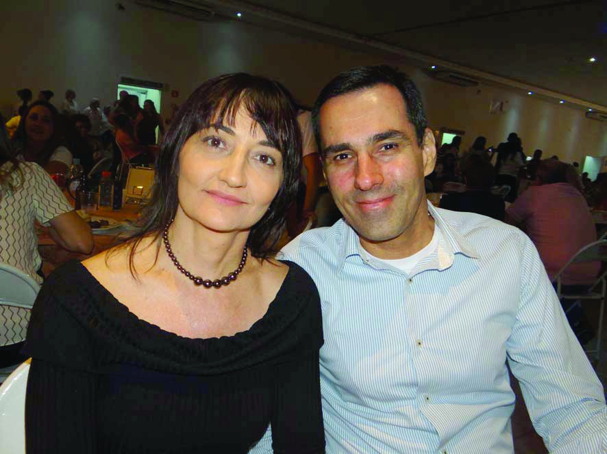 A fisioterapeuta Eliane Figueira da Costa Casseb, filha do conceituado médico cardiologista dr. Joaquim Figueira da Costa e Vanda, é aniversariante do dia. Na foto ela aparece com o marido, o advogado Marcelo Casseb
