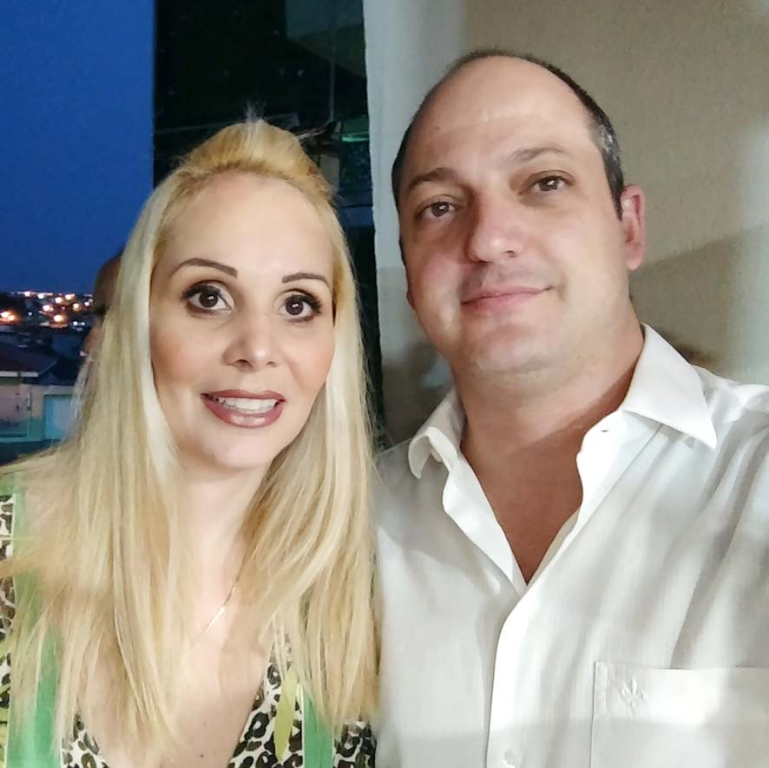 O diretor da Faria Veículos, Rodrigo Baida é o aniversariante deste sábado. A esposa Sandra Baida abre sorrisos para comemorar esta data especial