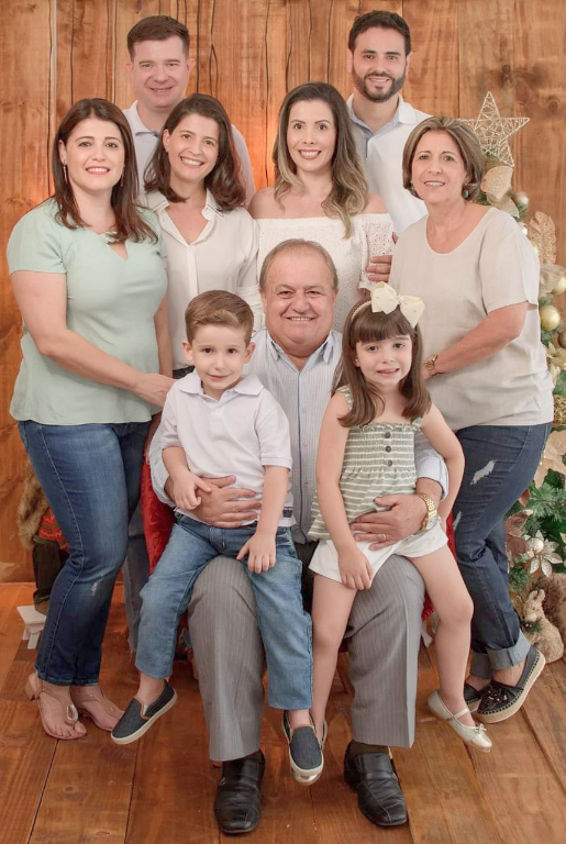 Hoje o dia amanheceu feliz para a família de Liberato Caldeira, tem motivos duplicados para comemorar e juntos celebram o aniversário das irmãs gêmeas Nayara e Nayene Luchi. O dia será de felicitações e cumprimentos que as belas irão receber de seus amigos e familiares. Parabéns meninas, muita saúde e feliz vida!!! 