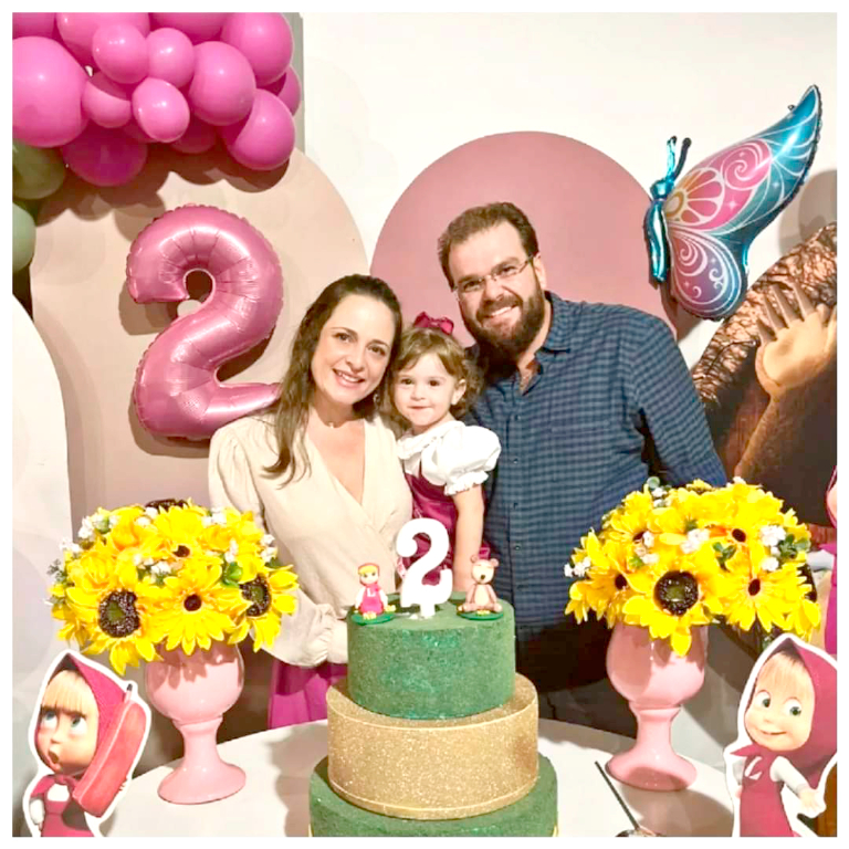 A arquiteta Marina De Biasi e seu marido Felipe Novelli reuniram amigos e familiares para celebrarem com muita alegria e gratidão os 2 aninhos de vida da princesinha Juliana. A festa foi linda, alegre e marcou com muita emoção e alegria o final de semana festivo vivido pela família Biasi e Novelli. Parabéns Juliana, que papai do céu te proteja sempre e a conduza nos caminhos do amor e da felicidade, lhe concedendo uma infância feliz e abençoada
