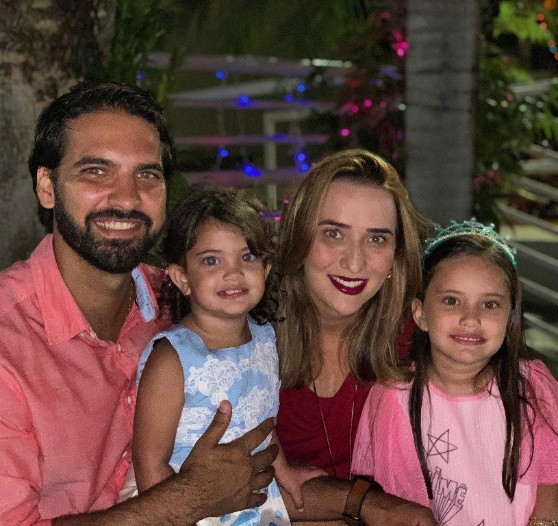 Quem abre sorrisos hoje é o feliz aniversariante Matheus Prado Curti, que comemora o início de um novo ciclo de vida. A data será celebrada ao lado de sua esposa, a Dra. Thalita Tonini de Oliveira, e de suas lindas princesinhas. Parabéns Matheus, feliz vida! 