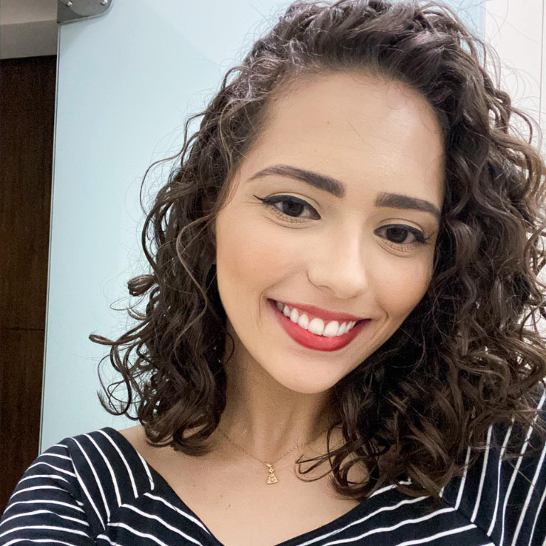 Dia de alegria para Mariane Barboza Prates, que celebra hoje mais um ano de vida. Filha de Flávio Prates e Roseli, a futura médica da família irá curtir seu dia cercado do carinho e afeto dos amigos e familiares, que lhe desejam muito sucesso e felicidades. Feliz vida!