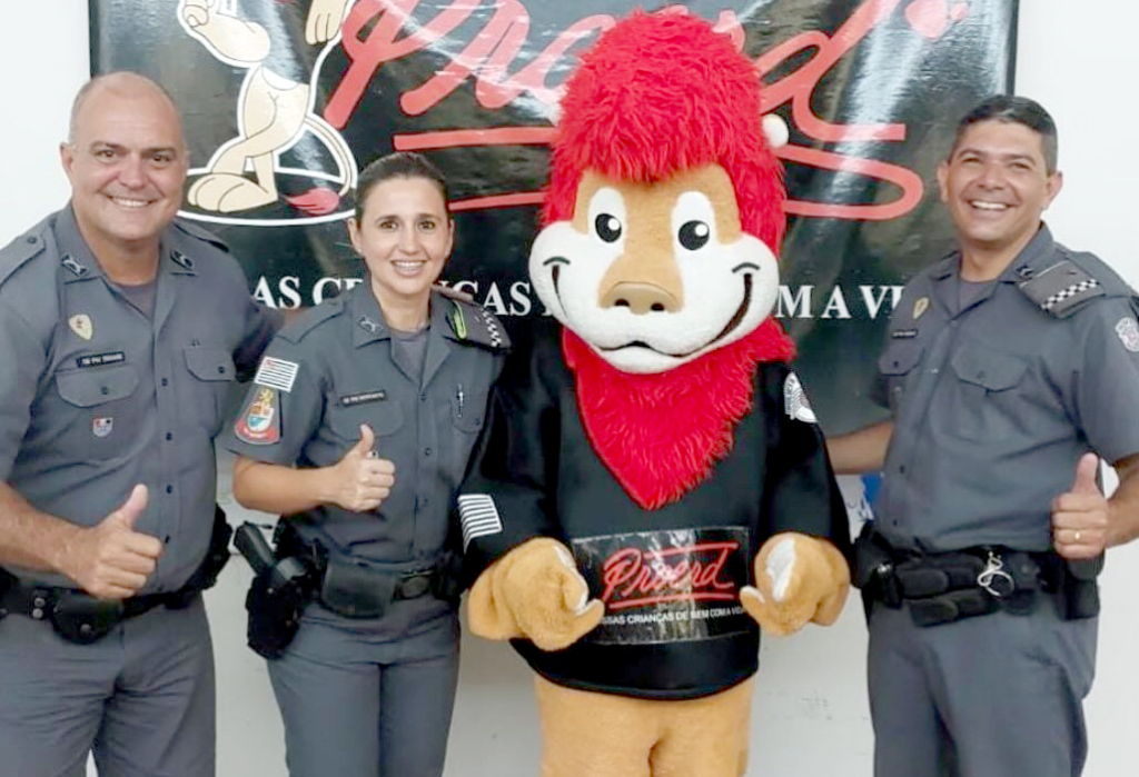 Ação heroica dos cabos Troiane e Marchioto salva vida em Votuporanga!
Na tarde da última quinta-feira, (13), os policiais militares cabo Troiane e cabo Marchioto evitaram uma tragédia ao resgatar uma mulher que ameaçava se jogar do pontilhão do Canecão, na avenida Francisco Vilar Horta. Com coragem e profissionalismo, a dupla conseguiu impedir o pior e garantir a segurança da vítima.
Durante o salvamento, o cabo Troiane sofreu uma fratura no braço esquerdo e aguarda cirurgia na Santa Casa de Votuporanga. Seu ato de bravura demonstra o compromisso da Polícia Militar com a proteção da nossa comunidade.
Nossos sinceros agradecimentos aos cabos Troiane e Marchioto por sua dedicação e heroísmo!
