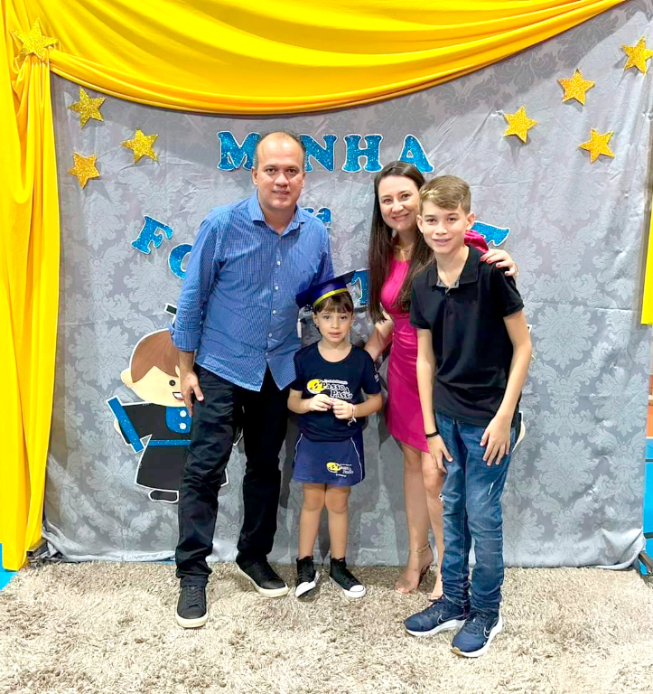 A quarta-feira hoje será de muita festa e alegria para o advogado Thiago Brandão Oliveira, que celebra mais um ano de vida. O dia será de cumprimentos e comemorações para a família 
e amigos do aniversariante. O carinho especial ele ganha de sua esposa Jussara e dos filhos Lívia e Vinicius, que puxam a fila dos cumprimentos. Parabéns ao aniversariante e que seu dia seja repleto de surpresas boas e abraços carinhoso. Feliz vida!
