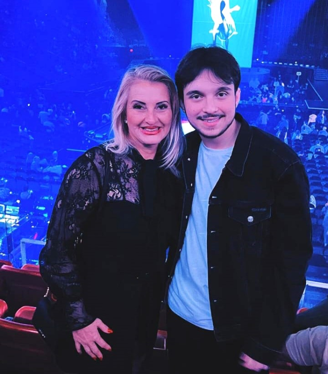 Raquel Polizeli e seu filho Pedro Polizeli vivenciando uma experiência única ao som da rainha do pop! Mãe e filho compartilhando momentos inesquecíveis no show de Madonna, criando laços que transcenderão o tempo. O show aconteceu na cidade de Miami, no estado da Flórida, no último final de semana e foi realizado no Kaseya Center, uma joia à beira-mar que é uma das principais instalações esportivas e de entretenimento da Flórida. Trata-se de um teatro intimista de última geração com capacidade para 20.000 lugares e as apresentações incluem concertos, shows familiares, eventos especiais e eventos culturais.