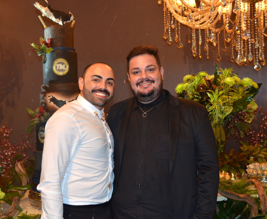 Um dia memorável para celebrar! Ontem, Luís foi calorosamente parabenizado por amigos e familiares, que reservaram um tempinho para cumprimentar o aniversariante. Ele teve um dia incrível, envolvido pelo amor e carinho especial de seu companheiro de vida, Fábio Oliveira. Parabéns, Luís! Que esta nova idade traga ainda mais momentos de felicidade e realizações, e que seu novo ano de vida seja repleto de paz, amor e muitos sonhos realizados. Feliz aniversário! Na foto, Luís e Fábio 