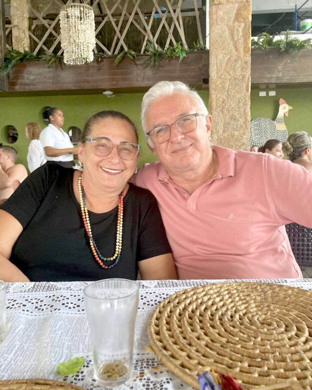 A primeira dama do município de Parisi, Cleide Prete Bento, celebra seu aniversário hoje, (20), cercada pelo carinho de seu esposo, Oclair Bento, prefeito da cidade, que se dedica a tornar o dia ainda mais especial para sua amada esposa. A primeira-dama também recebe os cumprimentos de todos os cidadãos de Parisi, que acompanham de perto o excelente trabalho que realiza à frente do Fundo de Solidariedade, sempre em busca de ajudar quem mais precisa. Parabéns, Cleide, que este novo ciclo seja repleto de amor, alegrias, conquistas e momentos inesquecíveis junto de seus queridos.