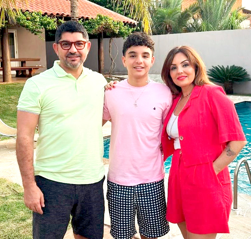A médica Luciana Vargas Cardoso celebra seu aniversário neste domingo, dia 9, e comemora a data cercada pelo amor e carinho de seu marido, dr. Fabiano Natividade, e de seu filho Enzo. Os amigos e familiares também aproveitam para parabenizá-la pelo seu aniversário. Parabéns, Luciana, que este dia seja repleto de carinho, alegria e celebração, e que seu novo ano de vida seja repletos de harmonia, paz e realizações. Feliz aniversário e que esta nova idade traga consigo ainda mais felicidade e sucesso! 