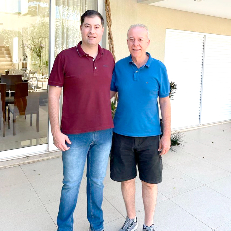 O jovem empresário Daniel Vilar será lembrado hoje por seus amigos e familiares que reservam a data para parabenizar o feliz aniversariante do dia. Ele ganha o carinho especial de sua esposa   Juliana Favaro Spada e de seus pais, João Vilar e Luisa que lhe dedicam muito amor e carinho pela data festiva. Parabéns, Daniel, desejamos muitos anos de vida abençoados, e que os dias futuros sejam todos de muitas conquistas e sonhos realizados. 