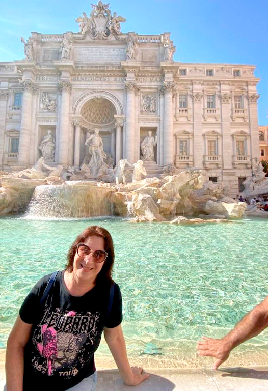 O diade hoje tem sabor de festa e cheirinho de bolo, para Sueli Galisteu, que brinda mais um ano de vida e comemora a idade nova turistando pela Europa, juntamente com sua filha e familiares. Na foto, Sueli está em Roma, mas em suas redes sociais o feed está repleto de fotos  lindas espalahadas pela Europa toda. Parabéns, Sueli, que a vida continue te presenteando com momentos felizes, sorrisos sinceros e que venha mais um ciclo de grandes realizações em sua vida! 