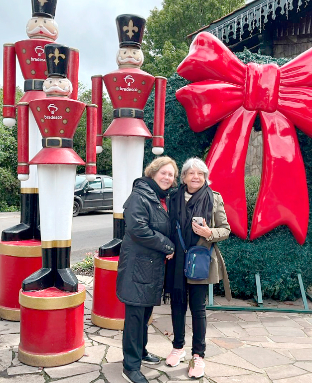 Ivone Sanches Revuelta e Vera Veiga curtindo uns dias de descanso em Gramado, desfrutando do clima agradabilíssimo da cidade onde podem ostentar seus casacos e curtir um friozinho de 8 graus por lá. Nós aqui ficamos só na saudade de um clima aconchegante assim, porque temperaturas baixas só se for a do ar condicionado, se não estiver quebrado é claro 