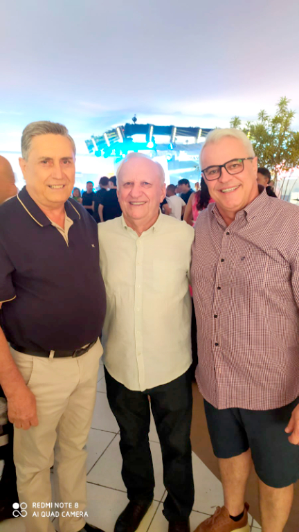 Os amigos, Toninho Figueiredo, Nelson Mejan e Helton Borges comemorando os 50 anos do empresário Carlinhos Marão na tarde do último sábado, ocasião em que reuniu amigos e familiares para a celebração festiva de seu aniversário