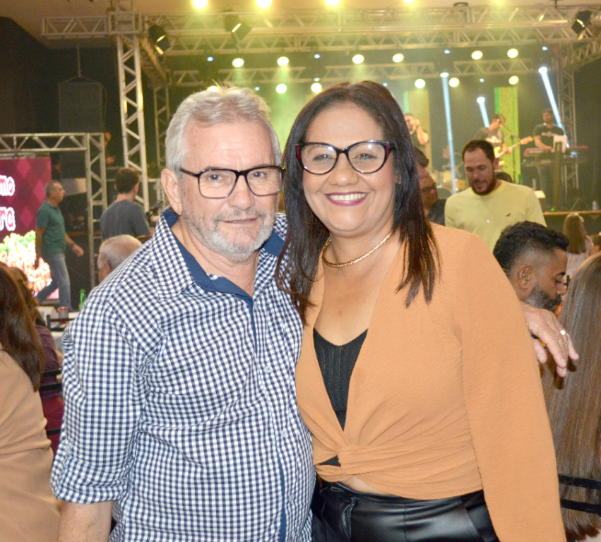 Glorinha Santos e seu marido Lila Figueiras. Glorinha, que é a idealizadora e organizadora responsável pela Tradicional Festa  “ Feijuca da Vovó”  estava feliz e radiante com o clima festivo e solidário que envolveu todos os convidados que prestigiaram a Feijoada realizada no último sábado com renda revertida para o Lar Viver Bem. A festa solidária já entrou para o calendário de eventos da cidade e se consolidou como um dos eventos mais badalados da região. Parabéns Glorinha por mais uma edição da “Feijuca da Vovó realizada com sucesso