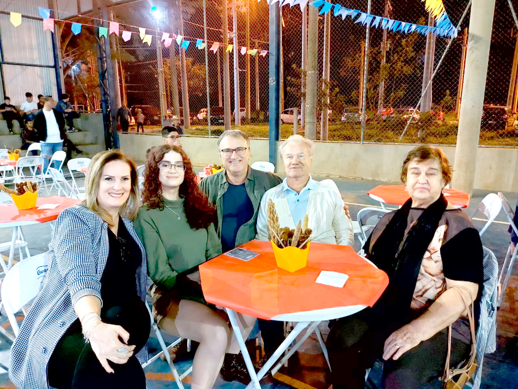 A noite da última sexta-feira (30) foi de “JUNINÃO ” lá pelos lados da ETEC de Votuporanga, onde alunos, professores e colaboradores da escola se uniram para a grande Festança Junina da ETEC. Na foto um registro especial de Waldemar Delavale e sua esposa Nilce junto do filho  Delavale Júnior e sua esposa Andria e a filha Lívia. A família curtiu junto o Juninão da Etec que foi uma alegria só