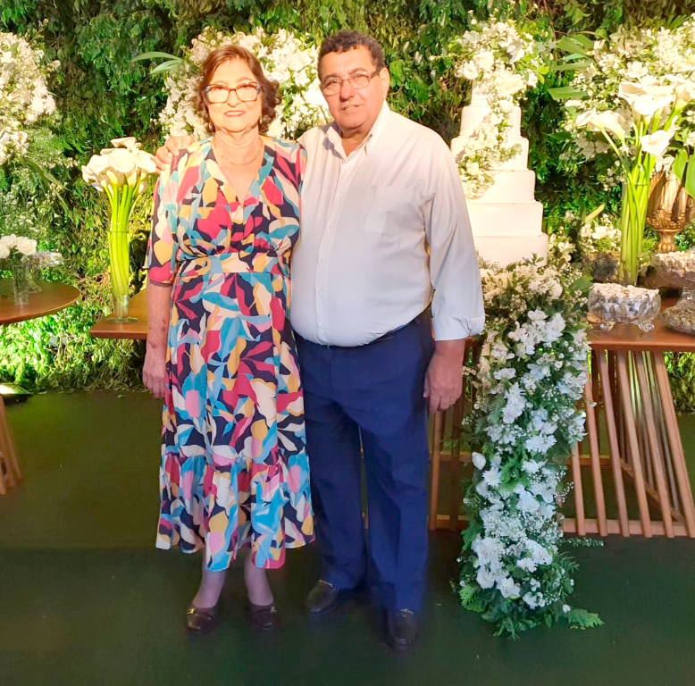 Leoneide Justi de Morais é a feliz aniversariante desta sexta-feira e recebe todo o amor e carinho de seu marido Mineiro e de todos os seus familiares e amigos, em especial seus companheiros do Lions Clube Votuporanga, onde Leoneide é participante ativa. Parabéns pelo seu aniversário, desejamos um dia lindo e repleto de calorosos abraços! Que seu novo ano de vida seja leve, feliz e abençoado! 