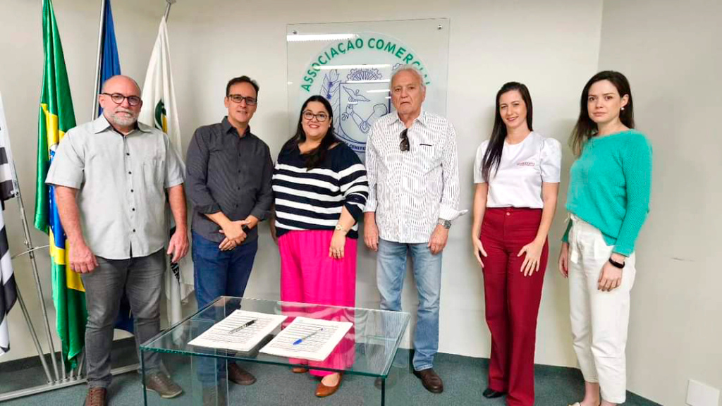 A ACV celebrou mais uma grande conquista para seus associados. A entidade firmou um contrato especial de um convênio odontológico com a Uniodonto voltado a associados, familiares e suas equipes. 
A assinatura do termo foi realizada pelo presidente da entidade, Glauco Ventura com representantes da UNIODONTO: o presidente Dr. José Luiz Pereira; a diretora de operações Dra. Gabriela Burjalli Barcelos e a gerente comercial Dany Criado. Participaram ainda os diretores da ACV, Natália De Haro e Osmair Loqueti.
