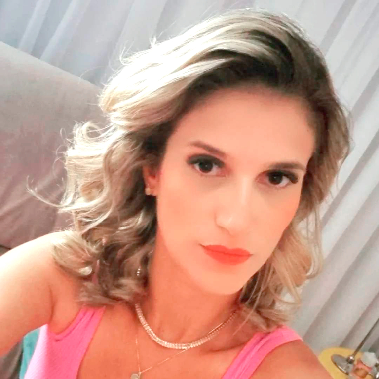 Hoje é dia de festa para Gabriela De Marchi, mas a alegria é de seus amigos e familiares, que terão a oportunidade de abraçá-lo e cumprimentá-la por mais um ano de vida. Ela recebe o carinho especial e o abraço caloroso de seus amigos e familiares que a parabenizam por seu aniversário. Parabéns Gabriela, que neste seu aniversário não faltem abraços, paz, amor e muitos bons momentos de felicidades. Feliz dia e feliz idade nova!