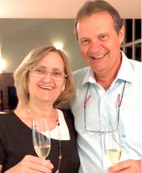 As felicitações da próxima segunda-feira (26) serão dedicadas para Clarete Quezada Oliveira, que celebra idade nova ao lado de seu marido, dr. Juarez de Oliveira, que lhe dedica todo o amor e carinho pela data festiva. Parabéns, Clarete, desejamos boas energias neste dia especial e que a força de tudo que é bom chegue até você neste novo ano de vida que se inicia hoje.