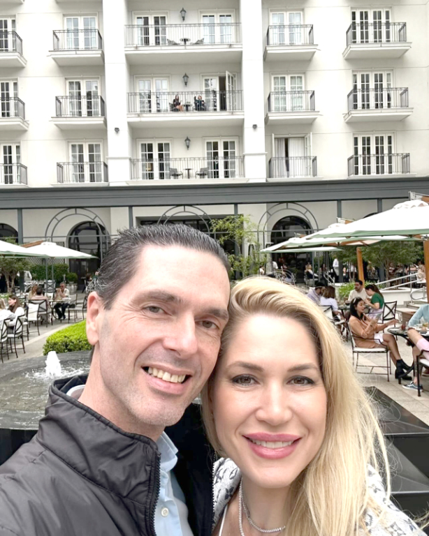 O sábado amanheceu em clima de comemoração para o empresário Rolandinho Nogueira, que celebra mais um ano de vida, ao lado da sua amada mulher Poliana. O casal aproveita esse momento especial com muito amor e boas energias, curtindo cada instante juntinhos em uma romântica viagem pelo Sul da França. Enquanto isso, amigos e familiares fazem questão de marcar presença, ainda que à distância, com mensagens de carinho e votos sinceros para o aniversariante do dia. Parabéns, Rolandinho! Que sua nova idade venha cercada de paz, saúde, conquistas e sonhos realizados. Que nunca te falte brilho nos olhos, fé no coração e alegria no caminho. Feliz novo ciclo! 