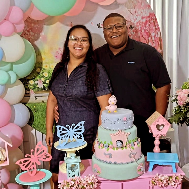 Gutemberg Júnior deseja um dia muito especial para sua esposa Larissa de Freitas Lima que estreia um novo capítulo de sua história de vida nesta sexta-feira e recebe o abraço caloroso de seus amigos e familiares. Parabéns Larissa, que este novo ciclo seja repleto de felicidade, amor e sucesso e que seu novo ano de vida seja repleto de conquistas e sonhos realizados! 