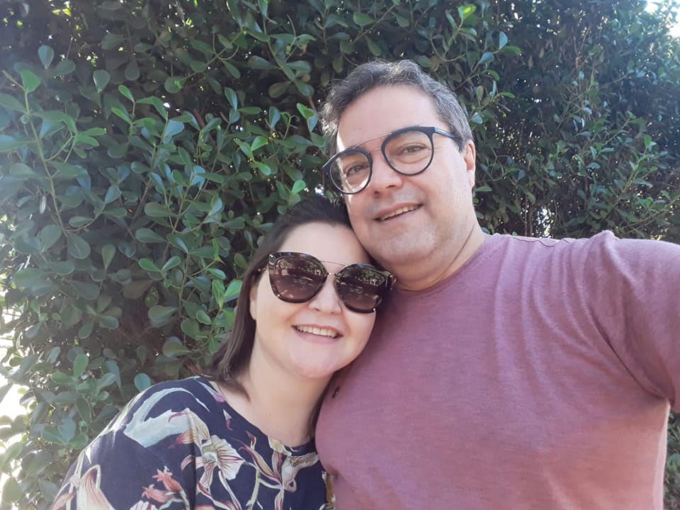 O fisioterapeuta Ricardo Lúcio Martins é o feliz aniversariante desta sexta-feira, e comemora a chegada de um novo ciclo de vida ao lado de sua esposa Laiane Oliveira Martins, de quem ganha todo o amor e carinho pela data. Ele também recebe os calorosos cumprimentos de seus amigos e familiares e todos os seus colegas da UNIFEV. Parabéns Ricardo, que essa nova jornada seja mágica, reveladora e surpreendente em sua vida 