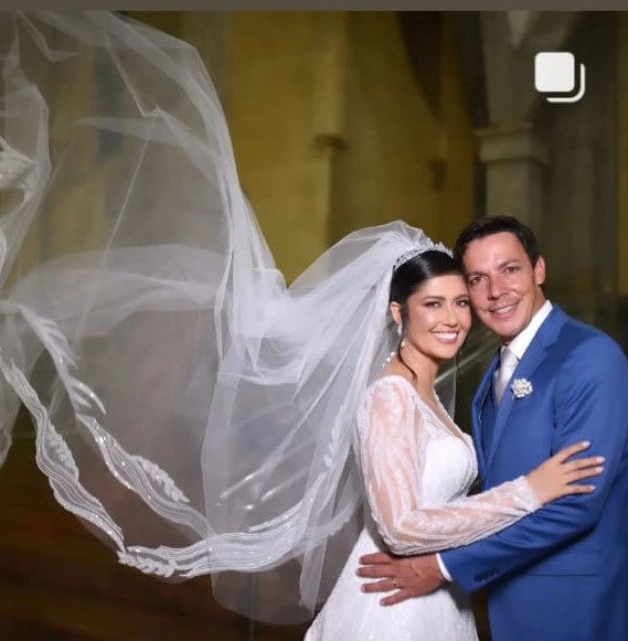 Juntos pelos laços sagrados do amor e do matrimônio. Na noite do último sábado, a Catedral Nossa Senhora Aparecida foi o palco para a celebração de casamento de Daniele e Antônio, que disseram sim para o amor e se uniram pelos laços sagrados do amor e do matrimônio. A cerimônia religiosa foi marcada por lágrimas de emoção por todos os que presenciaram essa linda aliança de amor firmada entre os noivos, diante de DEUS e na presença de familiares, amigos e convidados das famílias do casal. Daniele é filha do nosso querido amigo Toninho Figueiredo e Maria Cantóia. Os noivos recepcionaram os convidados com uma exuberante FESTA na Krik Eventos, onde festejaram noite adentro essa linda noite dos sonhos. Parabéns aos noivos, que essa união seja abençoada, e fortalecida pelo amor que vos uniu. Que cada momento seja tão especial quanto este dia em que vocês foram “Selados pelo amor e pela promessa de uma vida juntos”. E viva os noivos!!!