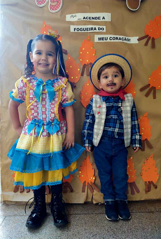 Os pequenos e encantadores caipirinhas, Lorena e Kauan, curtindo uma boa festa Junina, vestidos de acordo com o que o tema pede. Lindos de se ver e merecem um viva especial para a dupla caipira que explodiu o “fofurômetro” de nossa coluna social de hoje e encheu de alegria o coração dos papais Wesley e Noeli