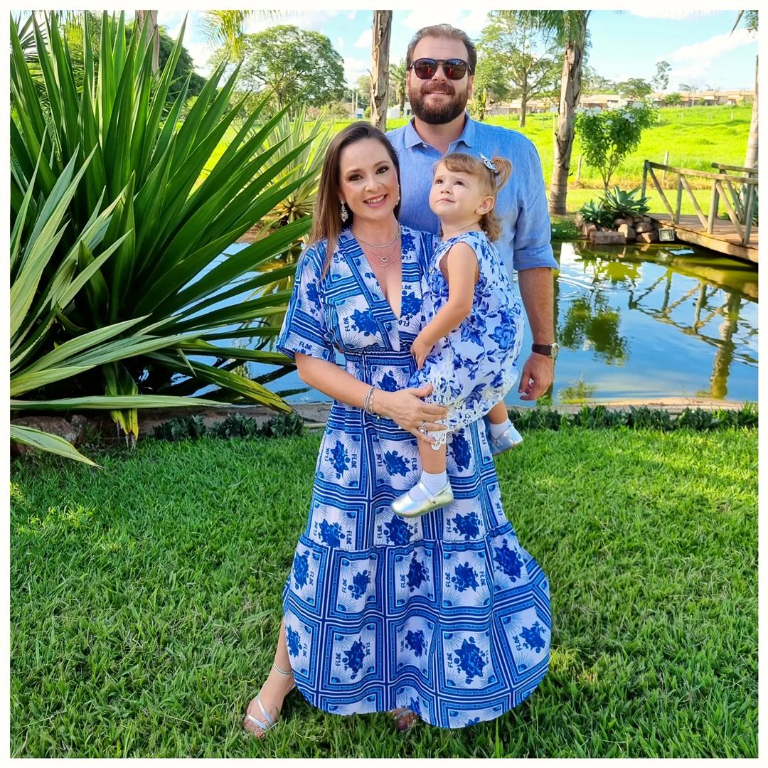 Quem consta na lista dos aniversariantes da próxima segunda-feira (10) é a arquiteta e mamãe da Juliana, Marina de Biazi Prosdócimo Novellli, que comemora mais um ano de vida e celebra a data cercada pelo carinho de sua família, dos seus amigos e compartilha seu dia de felicidade com seu esposo Felipe Novelli e sua princesinha Ju. Parabéns, desejamos um feliz aniversário, cheio de paz, saúde, amor e que a força de tudo que for bom chegue até você neste novo ciclo de vida