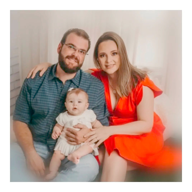 Quem consta na lista dos aniversariantes de amanhã é a arquiteta e mamãe da Juliana, Marina de Biazi Prosdócimo que comemora mais um ano de vida e celebra a data 
cercada pelo carinho de sua família, dos seus amigos e compartilha seu dia de felicidade com seu esposo Felipe Novelli e sua princesinha Ju. Desejamos um feliz aniversário, cheio de paz, saúde, amor e tudo o que lhe trouxer felicidades
