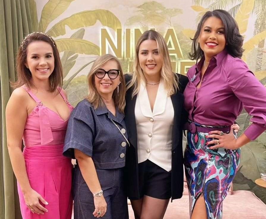 Para brindar com muito charme e elegância as mães de maio, a Nina Almeida Store reuniu suas clientes para uma tarde super agradável em que ofereceu as suas clientes uma consultoria de imagem com a profissional Ludmila Monteiro Piva e um delicoso coquetel. O evento foi uma realização de Nina Almeida Store em parceria com as empresas parceiras: A Jóia e Isa Chocolateria. Na foto um registro especial das idealizadoras do evento: Isa, Elza Mara Pinzan Pignatari, Ludmila Monteiro Piva e Nina Almeida
