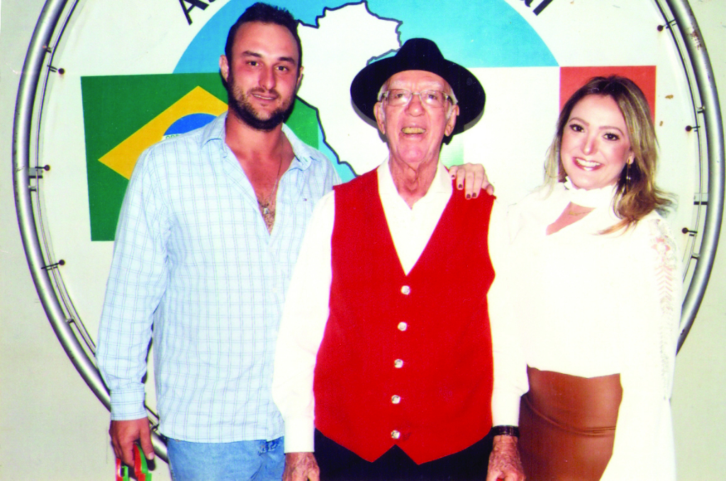 Pois então, já que o assunto é a família Beretta, vamos deixar claro que não é só a bisnetinha Ana Liz (palmeirense) que enche de orgulho o “Biso” Orlando Beretta. A mãe de Ana Liz, Bruna Matarucco Sampaio Beretta, esposa de Leonardo Beretta também é destaque na família. A médica veterinária agora é Doutora, e sua conclusão de curso foi pela UNESP de Araçatuba. Parabéns Dra. Bruna, realmente é muito bom termos profissionais altamente qualificados atuando em nossa cidade.