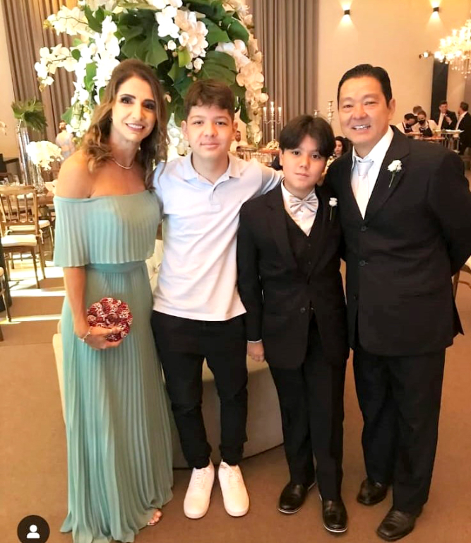 Hoje é dia de parabenizar Marcio Shigueo Fukuiama, professor de Beach Tennis e um grande incentivador do esporte aqui em nossa cidade. Marcinho comemora seu aniversário e recebe o carinho e afeto de sua esposa Dani, e de seus filhos Eduardo e Bruno, lembrando que o Bruno celebra seu aniversário dia 8, um dia após seu pai. Os amigos e familiares felicitam pai e filho por mais um ano de vida e o Marcinho recebe os cumprimentos especiais de toda a equipe esportiva frequentadora do Votuporanga Clube. Parabéns aos aniversariantes por mais um ano de vida e que o novo ciclo seja abundante e abençoado