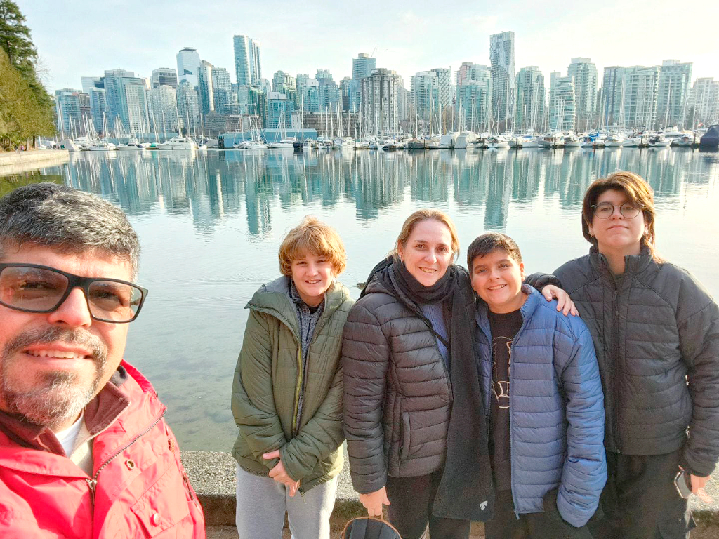 O engenheiro ambiental Gustavo Gallo Vilela e sua família estão curtindo bons dias de descanso, turistando pelas terras geladas do Canadá. Na foto, um belíssimo registro da cidade de Vancouver, que é cercada pelo mar por um lado e pelo outro por montanhas cheias de florestas que ganham o branco da neve durante o inverno e atrai aos seus visitantes pelas fotos, pela fama e pela qualidade de vida. A julgar pelas fotos registradas nas redes sociais de Gustavo a família está se esbaldando em paisagens de tirar o fôlego