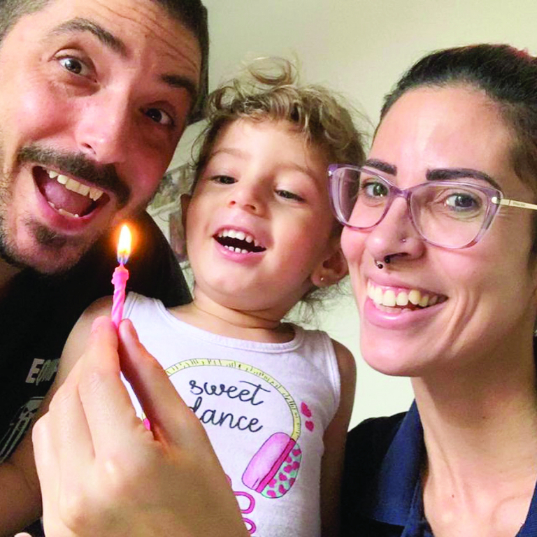 O papai Giulliano Paraventi e a mamãe Carol Ribeiro, cercando de mimo a pequena Analu, que completou mais um aninho de vida ontem. Parabéns Analu, que papai do céu te proteja sempre