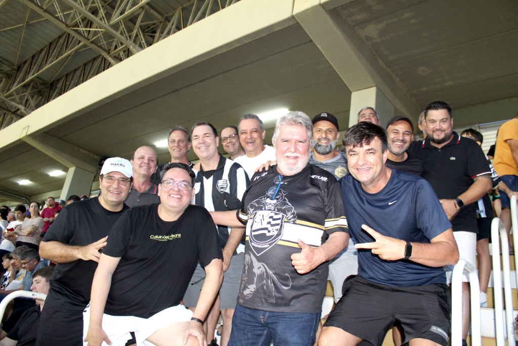 O prefeito Jorge Seba e uma turma pra lá de animada e feliz com a vitória da Votuporanguense na noite do último sábado quando o CAV cravou uma vitória de 3 x a 2 no time do Bragantino, e deixou os torcedores radiantes e esperançosos com uma possível classificação para a próxima fase