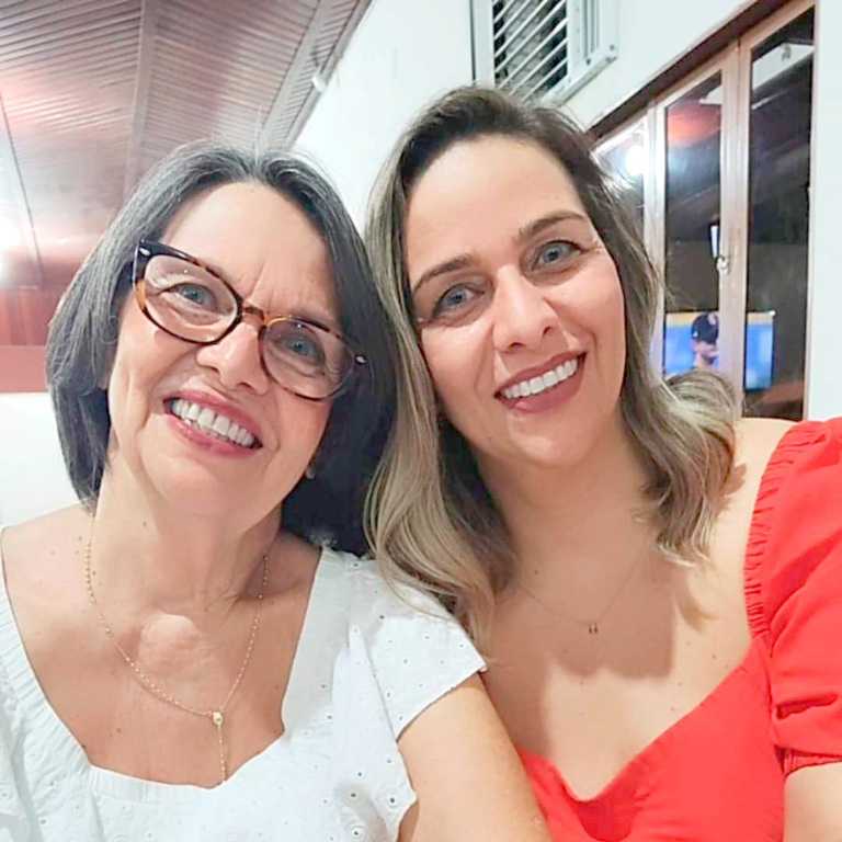 O sábado é festivo hoje para a psicóloga Luciana Maranho Freitas, que completa idade nova e desfruta desta bênção ao lado de sua amada família e cercada pelo amor e carinho de sua mãe Maria Alice Maranho Freitas. Parabéns, Luciana, que neste seu aniversário, não faltem abraços, paz, amor e muitos bons momentos de felicidades. Feliz dia e feliz idade nova!