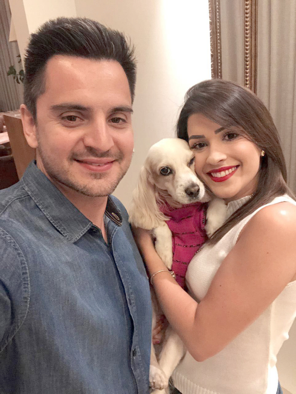Dia de assoprar as velinhas hoje para Mariana Castro, que comemora mais um ano de vida. Na foto um registro especial de seu noivo Ricardo Bifaroni e sua filhinha de pelo, Parabéns a feliz aniversariante, muita saúde, paz, sucesso e felicidades em sua caminhada de vida.