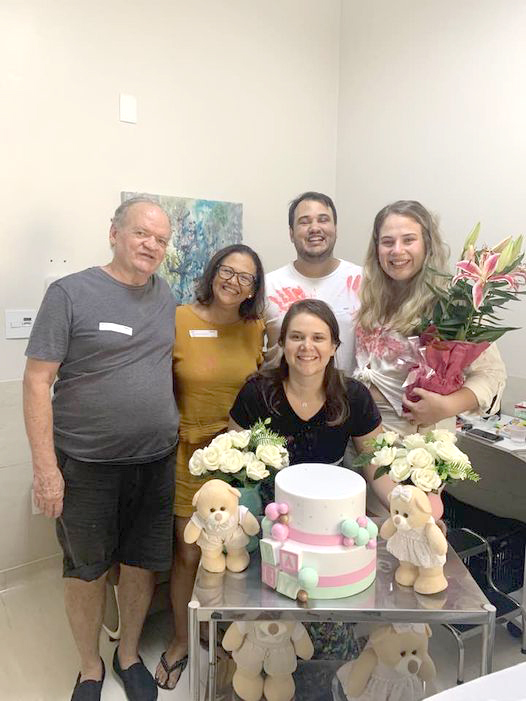 Um aniversário repleto de amor, cercado pelos laços mais preciosos da vida: família. Parabéns, Maria! Que seu final de semana tenha sido tão radiante quanto seu sorriso, embalado pelo carinho do seu amado André, e da presença querida de sua cunhada Beatriz, e dos avós da princesinha Helena, Pet e Lia. Que a chegada da princesinha Helena seja tão doce quanto os momentos que vocês compartilharam juntos. Que seu novo ciclo seja pleno de amor e Felicidades sempre!