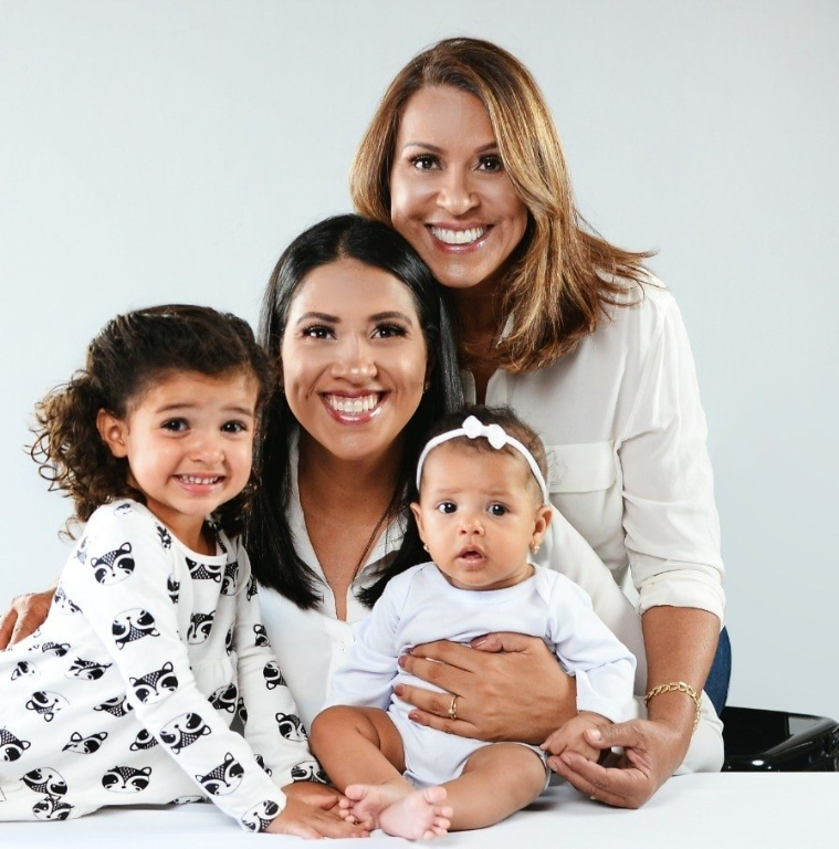 Registro mais que lindo e especial que Telma Cordeiro e Tuani fizeram juntamente às princesinhas Lara e Liz. Uma beleza que passa de geração a geração. Lindas de viver!!!