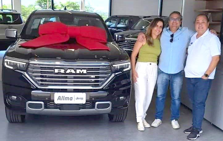 A semana passada foi a vez de Wilian Bandeca e sua esposa Patrícia receberem as chaves de sua RAM Zero KM das mãos do vendedor Carlão, da concessionária Alma Jeep de Votuporanga. O casal saiu de lá muito satisfeito com o veículo adquirido e com o atendimento recebido por todos os colaboradores que integram a equipe Alma Jeep. Wilian Bandeca é Diretor Proprietário da Loja de Veículos Semi-Novos Bandeca Multimarcas em Votuporanga 