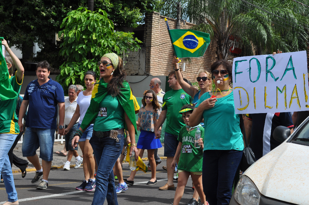 Votuporanguenses lotaram as ruas do centro da cidade em manifestação contra atual situação do cenário político nacional