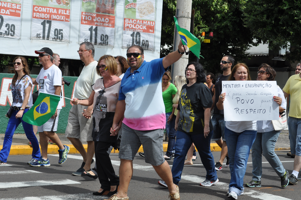 Votuporanguenses lotaram as ruas do centro da cidade em manifestação contra atual situação do cenário político nacional