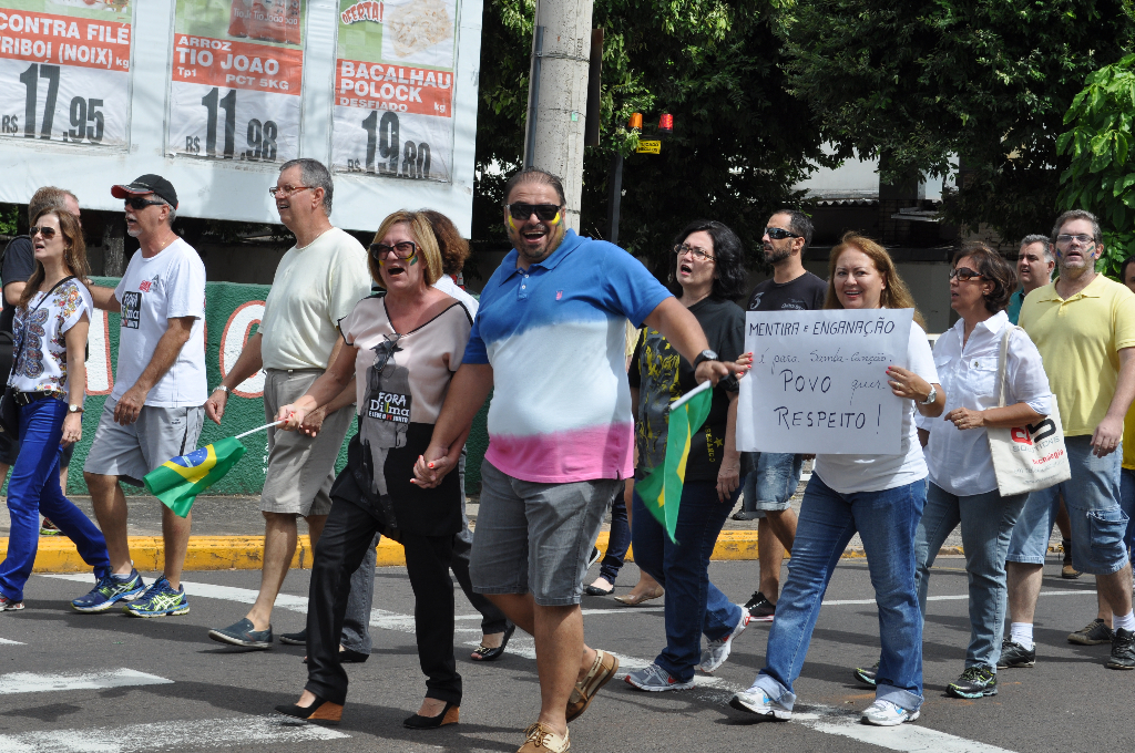 Votuporanguenses lotaram as ruas do centro da cidade em manifestação contra atual situação do cenário político nacional