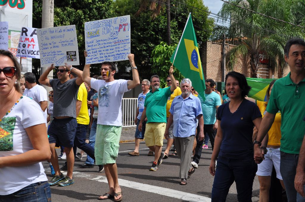 Votuporanguenses lotaram as ruas do centro da cidade em manifestação contra atual situação do cenário político nacional