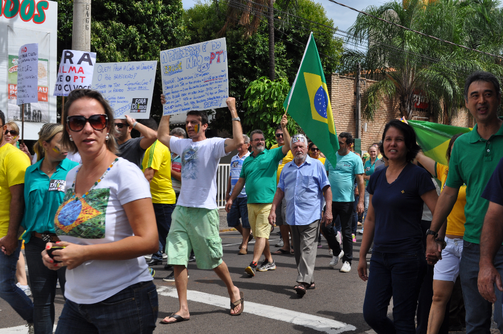 Votuporanguenses lotaram as ruas do centro da cidade em manifestação contra atual situação do cenário político nacional