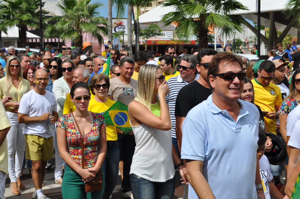 Votuporanguenses lotaram as ruas do centro da cidade em manifestação contra atual situação do cenário político nacional