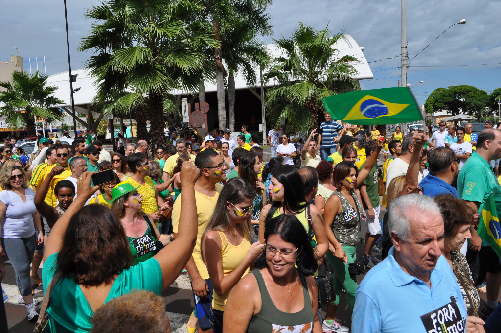 Votuporanguenses lotaram as ruas do centro da cidade em manifestação contra atual situação do cenário político nacional